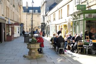 Spacious City Centre Apartment Bath - 8