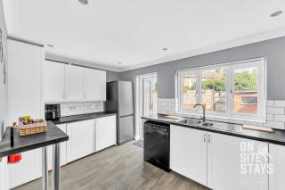 OnSiteStays - 3 bedroom, 2 x space driveway and Wifi - 1