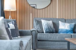 Family-Friendly 4-Bed Gloucester Home, Guests 6, Superfast WiFi & Parking Space - 1