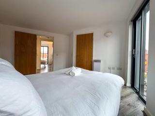 Modern 2BDR Apartment By Torr Property Group Short Lets & Serviced Accommodation With Free Gated Secure Parking Birmingham - 2