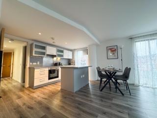 Modern 2BDR Apartment By Torr Property Group Short Lets & Serviced Accommodation With Free Gated Secure Parking Birmingham - 7
