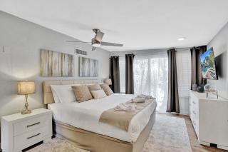 Luxury Coastal Home Quiet Area w Pool Near Beach - Pompano Beach - 1