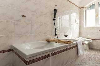 Kejani attic apt Scenic Views, Lux bath, Fast Wi-fi - 7
