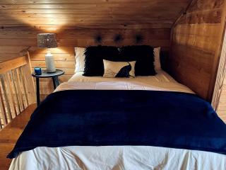 Twins Red Cabin Escape - 5