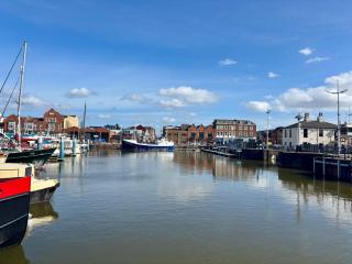 Marine Wharf 2 Bed Apartment - Hull - 5