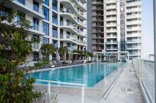 Seafront-side apartment with beach access, pool, gym, high floor - 1