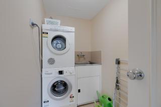 Stylish 1BR Beachside Escape - Heart of Gold Coast - 8