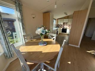 Eden Lodge-Tranquil-Hot Tub-Fishing-7m to Beach - Garton - 2