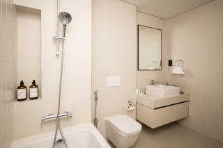 Seafront-side apartment with beach access, pool, gym, high floor - 2