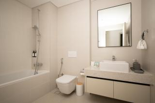 Seafront-side apartment with beach access, pool, gym, high floor - 9