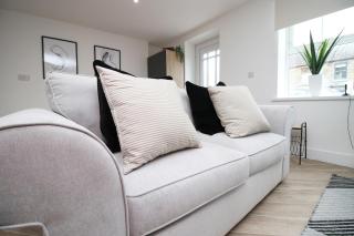 Treorchy Terrace Grand Villa In Stunning Rhondda Valley By StayStaycations - Treorky - 3