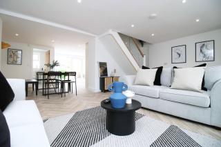 Treorchy Terrace Grand Villa In Stunning Rhondda Valley By StayStaycations - Treorky - 1