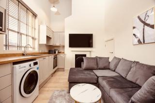Luxury Apt Near LGI Hospital Super King Bed, Free Secure Parking - 0