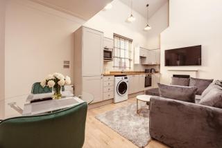 Luxury Apt Near LGI Hospital Super King Bed, Free Secure Parking - 9