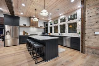 Luxury Broken Bow Cabin - Hot Tub, Game Room and Pet - 8