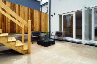 Treorchy Terrace Grand Villa In Stunning Rhondda Valley By StayStaycations - Treorky - 6
