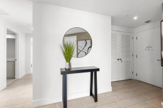 ONE OF A KIND 3 BEDROOM APARTMENT with WRAPAROUND BALCONY - Hollywood - 1