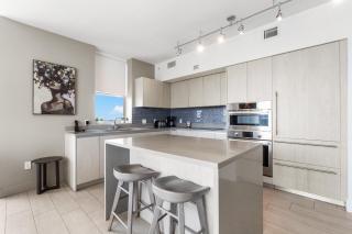 ONE OF A KIND 3 BEDROOM APARTMENT with WRAPAROUND BALCONY - Hollywood - 7