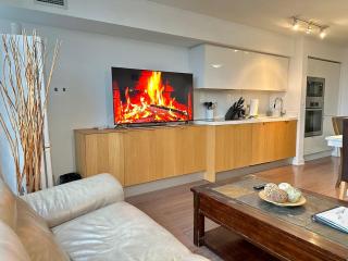 Spacious 2Bdrms & 2Baths with 3 real beds - 4