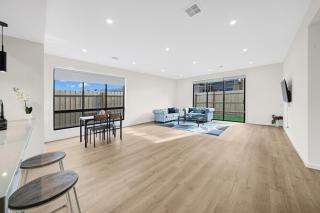 Charming Deanside Home with Cosy Vibes - Caroline Springs - 0