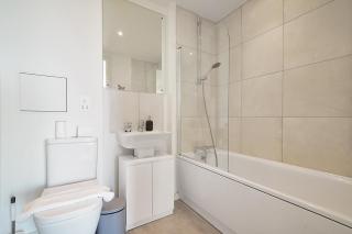 Stunning Flat with Large Balcony overlooking River by CTO Serviced Apartments - Londra - 3