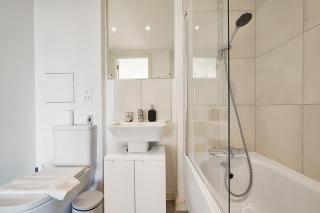 Stunning Flat with Large Balcony overlooking River by CTO Serviced Apartments - Londra - 7