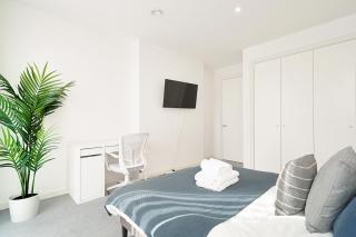 Stunning Flat with Large Balcony overlooking River by CTO Serviced Apartments - Londra - 2