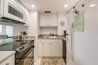 Walk to Shore Condo with Pool Access in Siesta Key - Siesta Key - 3