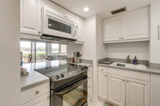 Walk to Shore Condo with Pool Access in Siesta Key - Siesta Key - 2