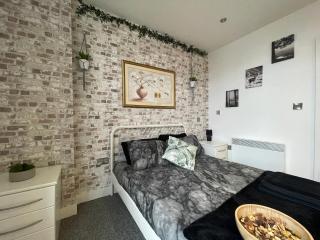 Elegant Urban 2BR Hideaway - Sheffield - 7