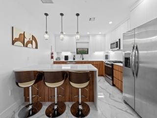 Aqua Haven- Stylish Getaway with Pool and Jacuzzi - Hollywood - 3
