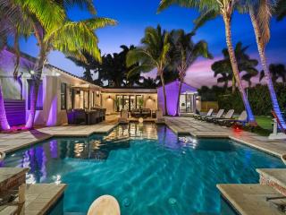 Aqua Haven- Stylish Getaway with Pool and Jacuzzi - Hollywood - 1
