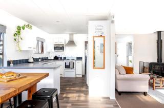 Modern Holiday Home with spa - great for families & dogs - Taupo - 1