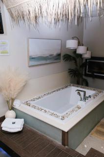 Tahitian Bungalow Suite Private Tub Fireplace - American Fork - 9