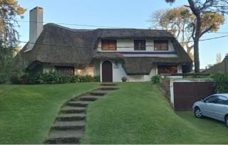 Cabaña con piscina en Punta del Este, barrio Pinares - Punta del Este - 0