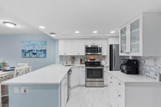Luxury With Private Lanai Views and Close to the Pool - 7