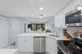 Luxury With Private Lanai Views and Close to the Pool - 2
