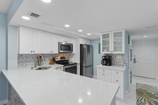 Luxury With Private Lanai Views and Close to the Pool - 1