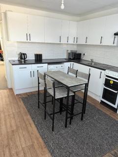 Beautiful-2 bedroom Apartment, 1 bathroom, sleeps 6, in greater london (South Croydon). Provides accommodation with WiFi, 3 minutes Walk from Purley Oak Station and 10mins drive to East Croydon Station - Purley - 7