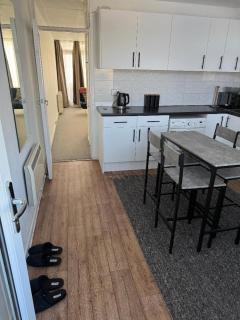 Beautiful-2 bedroom Apartment, 1 bathroom, sleeps 6, in greater london (South Croydon). Provides accommodation with WiFi, 3 minutes Walk from Purley Oak Station and 10mins drive to East Croydon Station - 6