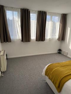 Beautiful-2 bedroom Apartment, 1 bathroom, sleeps 6, in greater london (South Croydon). Provides accommodation with WiFi, 3 minutes Walk from Purley Oak Station and 10mins drive to East Croydon Station - Purley - 4