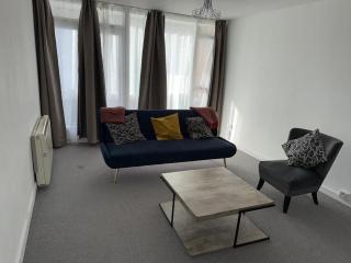 Beautiful-2 bedroom Apartment, 1 bathroom, sleeps 6, in greater london (South Croydon). Provides accommodation with WiFi, 3 minutes Walk from Purley Oak Station and 10mins drive to East Croydon Station - Purley - 9