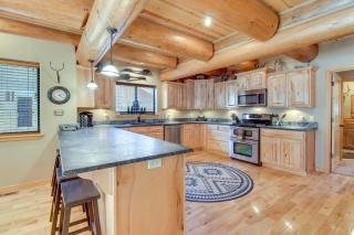 Fire Pit Cozy Winter Cabin, 45 Mi to Sunrise Park - 3