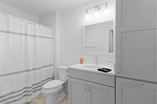 Minutes to Brownwood! King-Sized Bed with TV in Bedroom and Four-Seaters Golf Cart - - 6