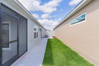 Minutes to Brownwood! King-Sized Bed with TV in Bedroom and Four-Seaters Golf Cart - - 2