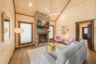 The Charlotte Cabin Hot Tub Fireplace Multicade - Pigeon Forge - 4