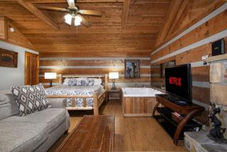 The Secret Nest Hot Tub Jacuzzi Tub Grill - Sevierville - 2