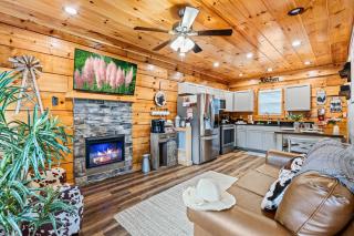 Couples Refuge by Ghosal Luxury Lodging - Pigeon Forge - 4