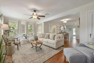 Whimsical Bluebird Cottage Hot Tub Patio Pet Friendly Central Location - Bryan - 9