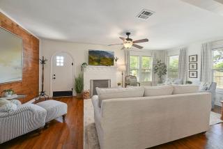 Whimsical Bluebird Cottage Hot Tub Patio Pet Friendly Central Location - Bryan - 8